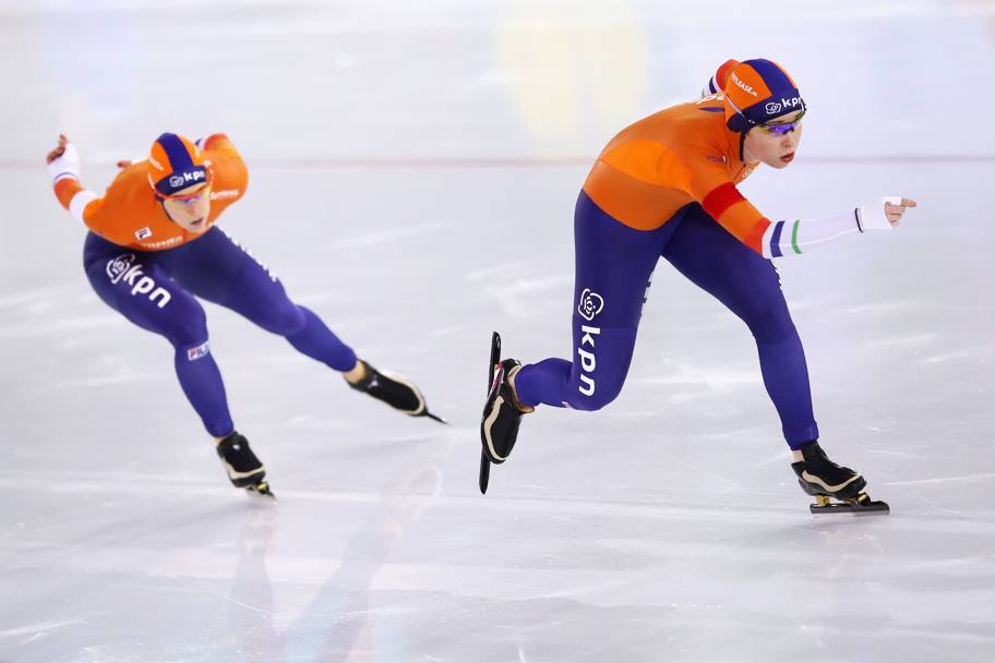 Olanda, campionati europei di pattinaggio velocit: le olandesi Ireen Wust e Antoinette De Jong gareggiano nella prova dei 1500 m (Getty Images)